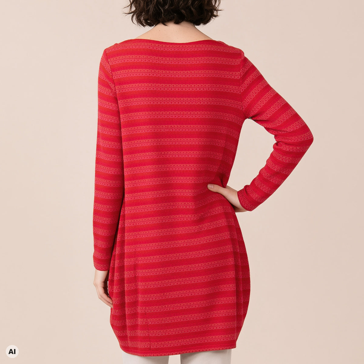 O-Kleid rot – Rückansicht, mit KI bearbeitet