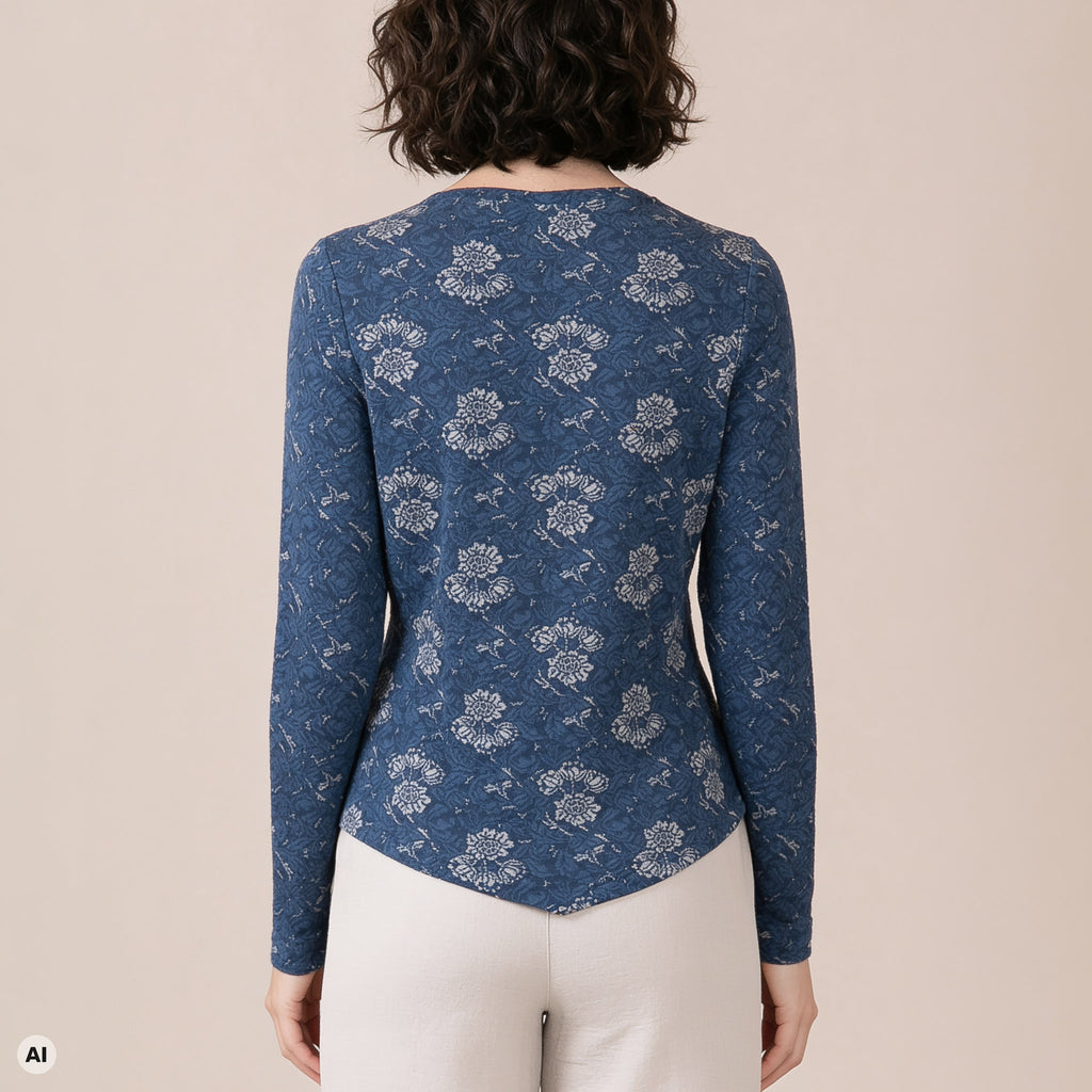Reißverschlussjacke blau – Rückansicht, mit KI bearbeitet