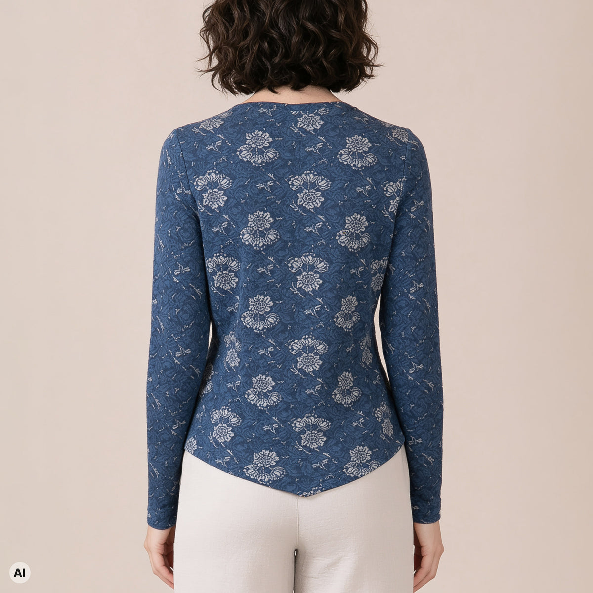 Reißverschlussjacke blau – Rückansicht, mit KI bearbeitet