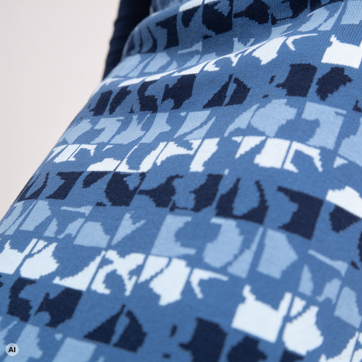 Rock kurz blau – Detailansicht, mit KI bearbeitet