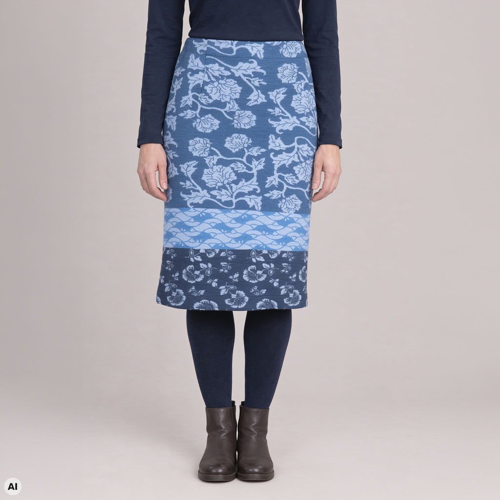 Rock kurz blau – Nahaufnahme, mit KI bearbeitet