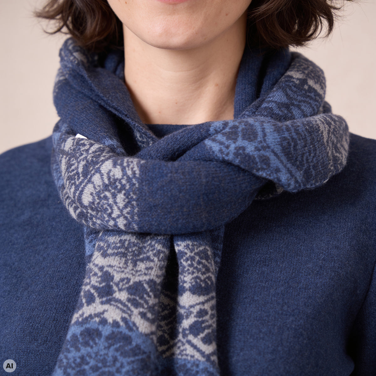 Schal blau – Detailansicht, mit KI bearbeitet