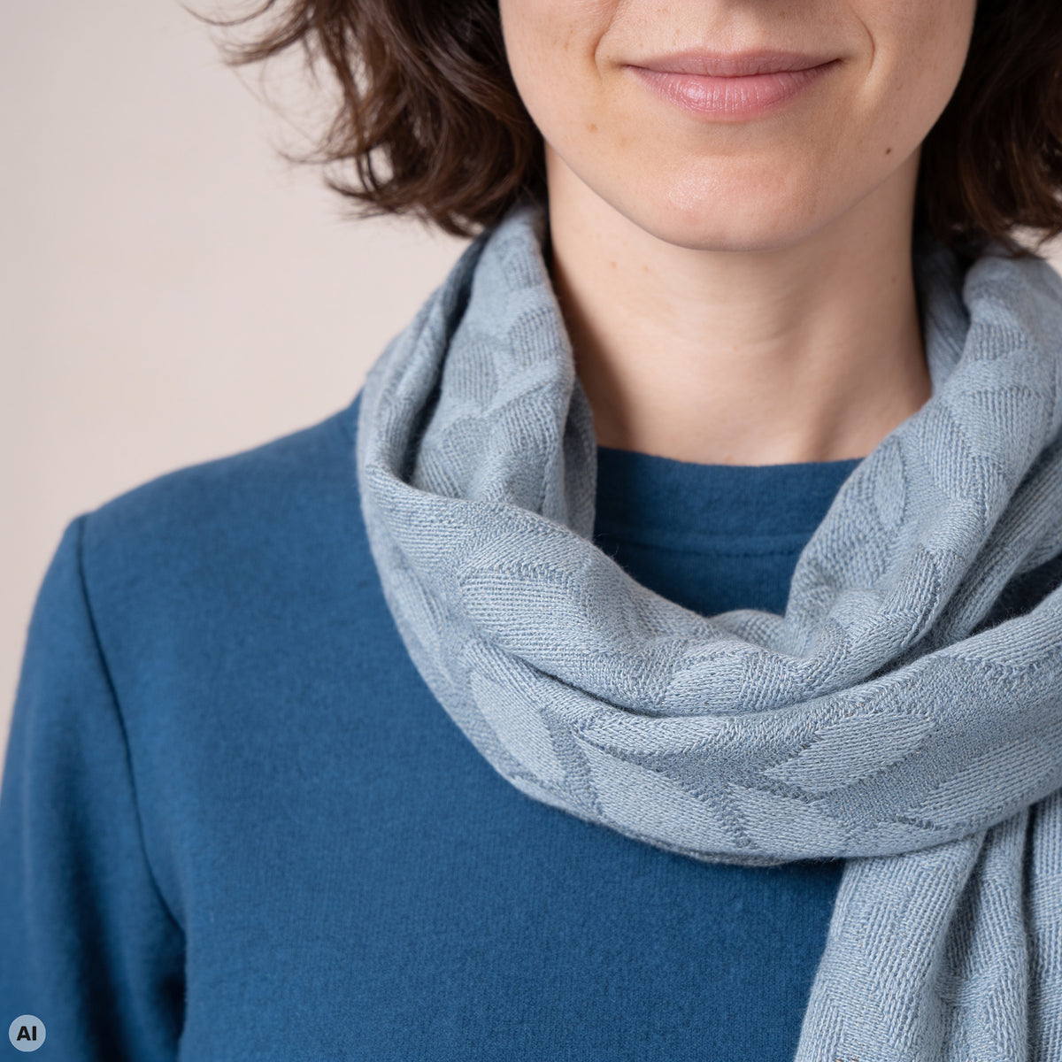 Schal petrol – Detailansicht, mit KI bearbeitet