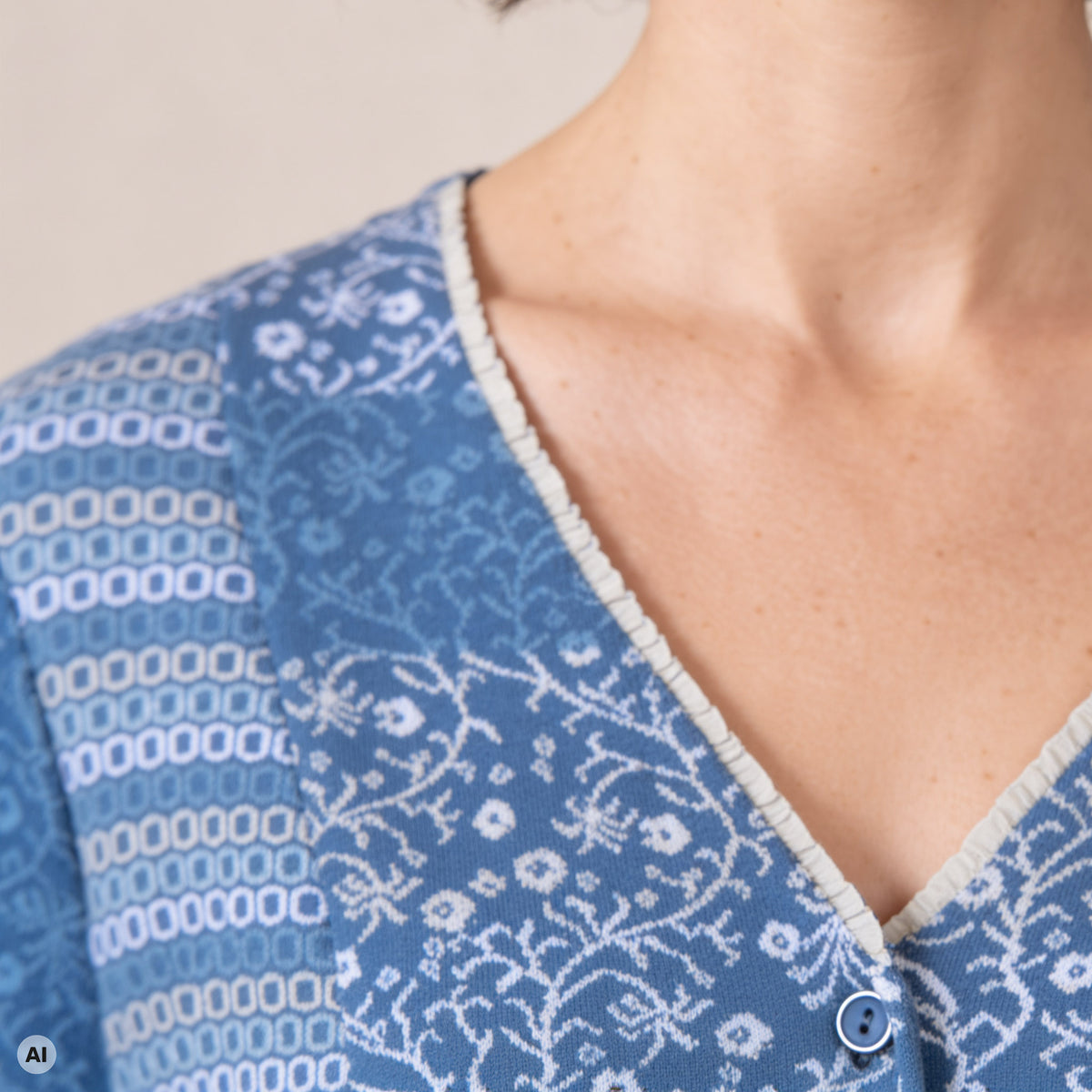 Schößchenjacke blau – Detailansicht, mit KI bearbeitet