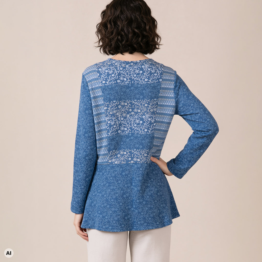 Schößchenjacke blau – Rückansicht, mit KI bearbeitet