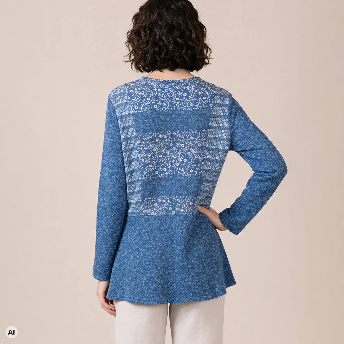 Schößchenjacke blau – Rückansicht, mit KI bearbeitet