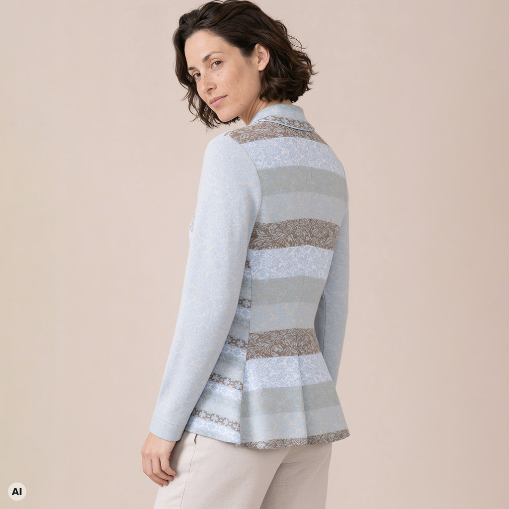 Schößchenjacke blau – Rückansicht, mit KI bearbeitet