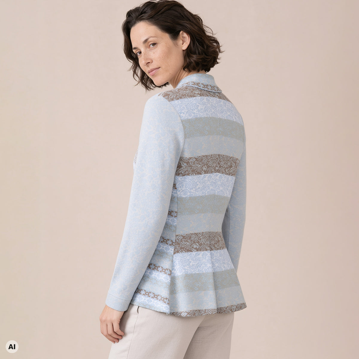 Schößchenjacke blau – Rückansicht, mit KI bearbeitet