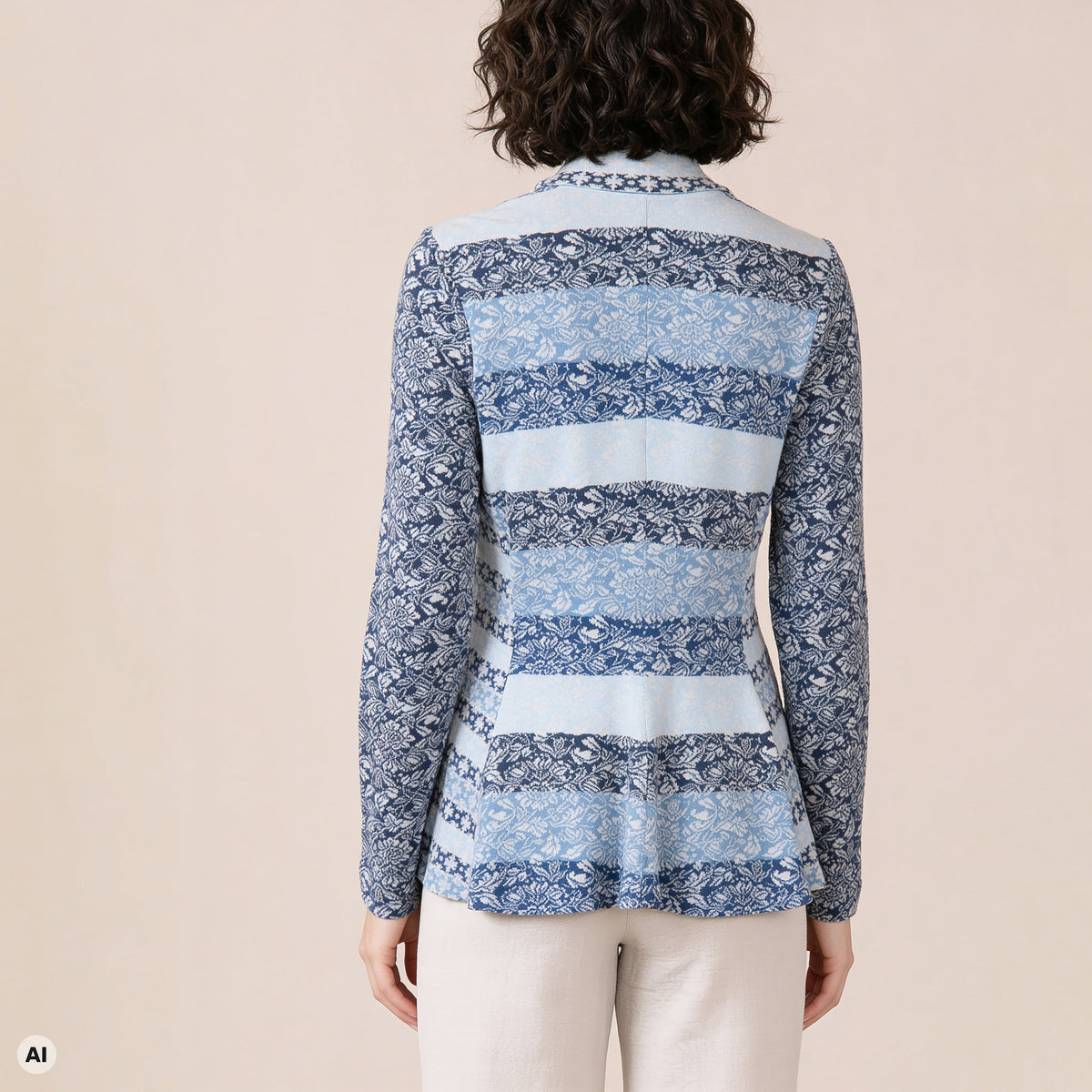 Schößchenjacke blau – Rückansicht, mit KI bearbeitet