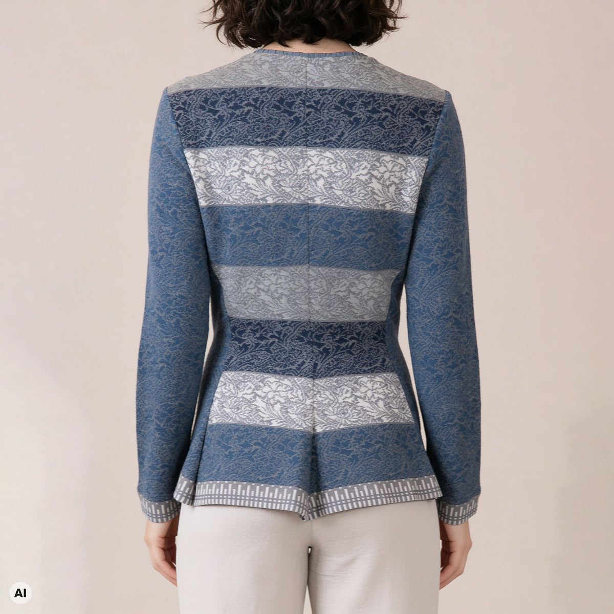 Schößchenjacke blau – Rückansicht, mit KI bearbeitet