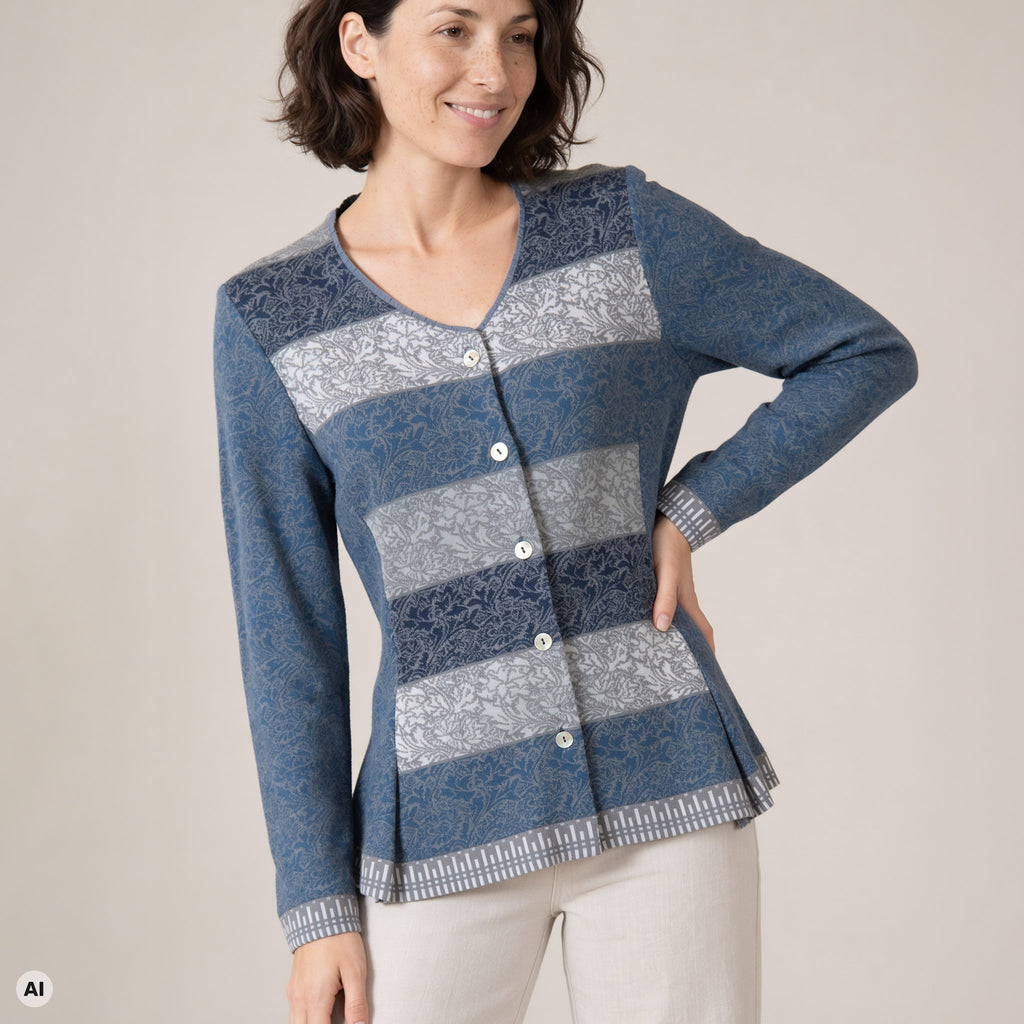 Schößchenjacke blau – Vorderansicht, mit KI bearbeitet