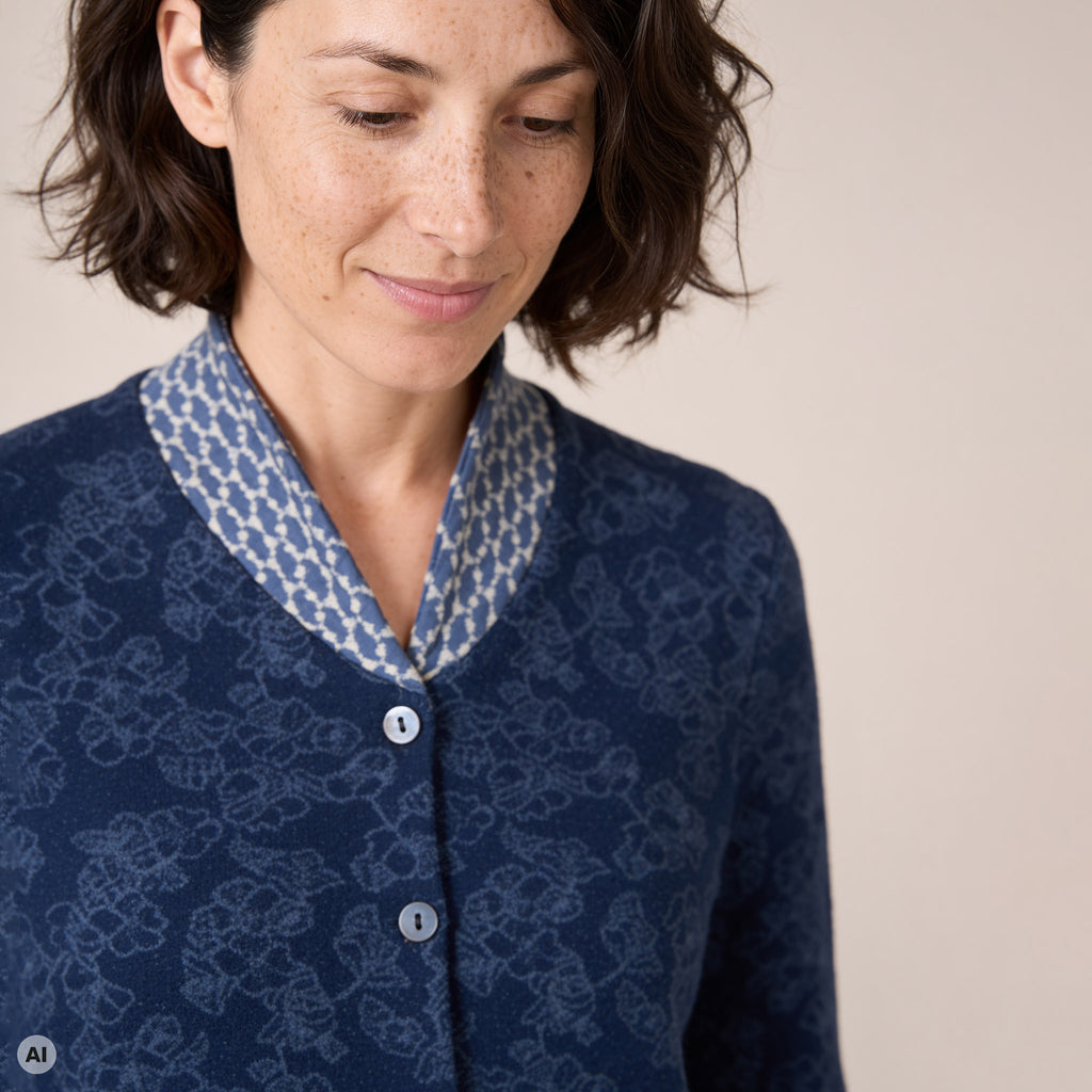 Schößchenjacke blau – Vorderansicht, mit KI bearbeitet