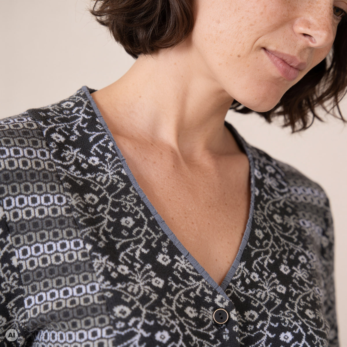 Schößchenjacke grau – Detailansicht, mit KI bearbeitet