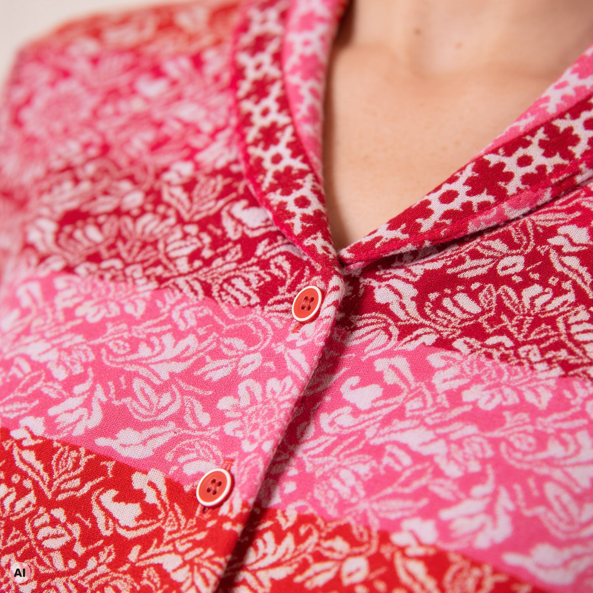 Schößchenjacke rot – Detailansicht, mit KI bearbeitet