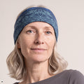 Stirnband blau – Nahaufnahme, mit KI bearbeitet