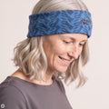 Stirnband blau – Nahaufnahme, mit KI bearbeitet