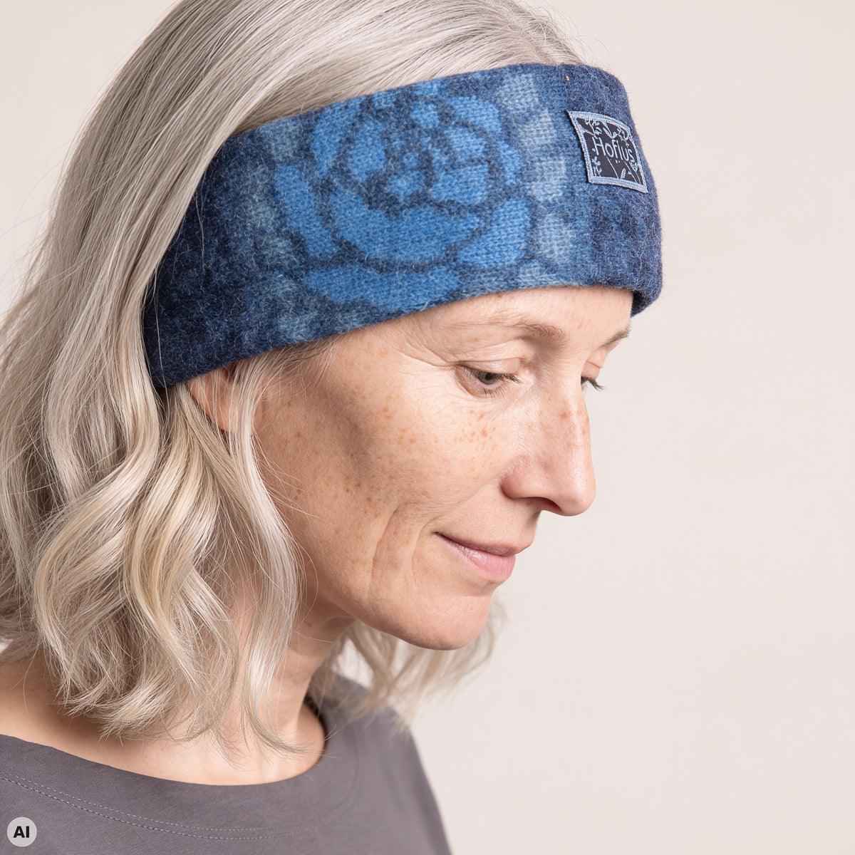 Stirnband blau – Nahaufnahme, mit KI bearbeitet