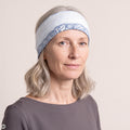 Stirnband blau – Nahaufnahme, mit KI bearbeitet