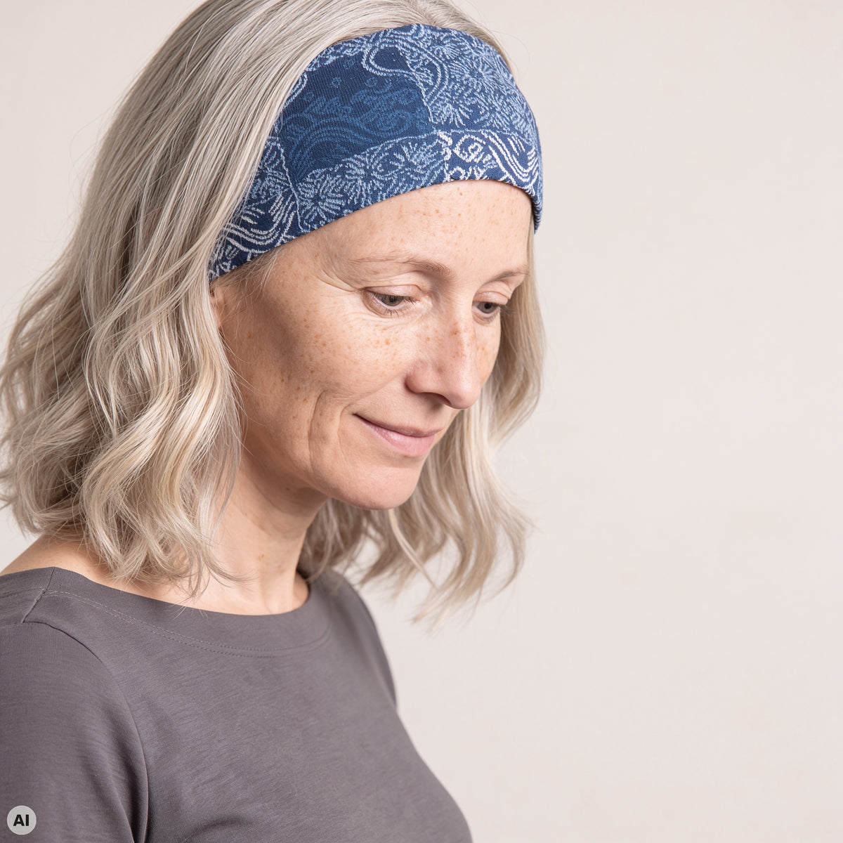 Stirnband blau – Nahaufnahme, mit KI bearbeitet