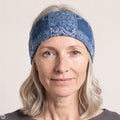 Stirnband blau – Nahaufnahme, mit KI bearbeitet