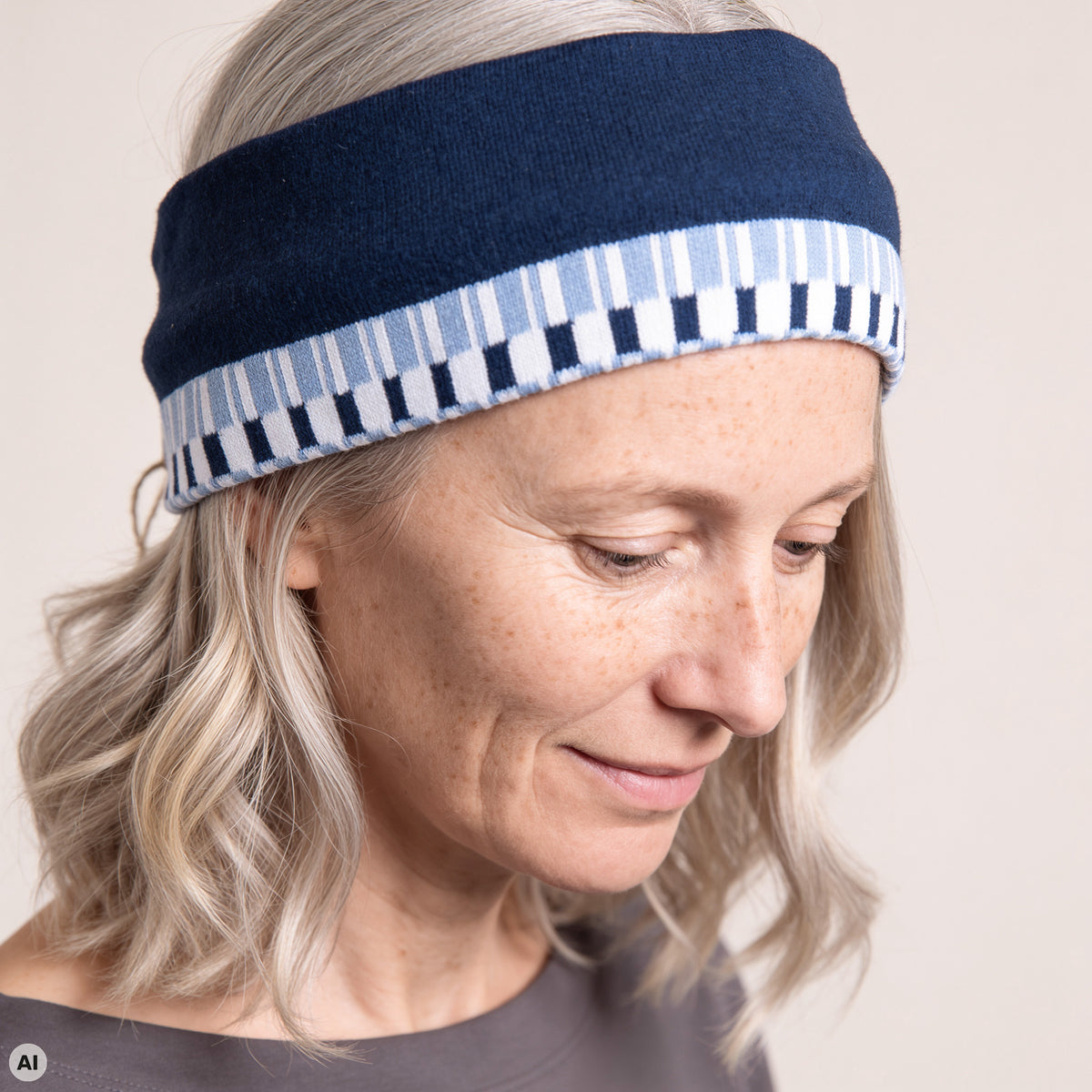Stirnband blau – Nahaufnahme, mit KI bearbeitet