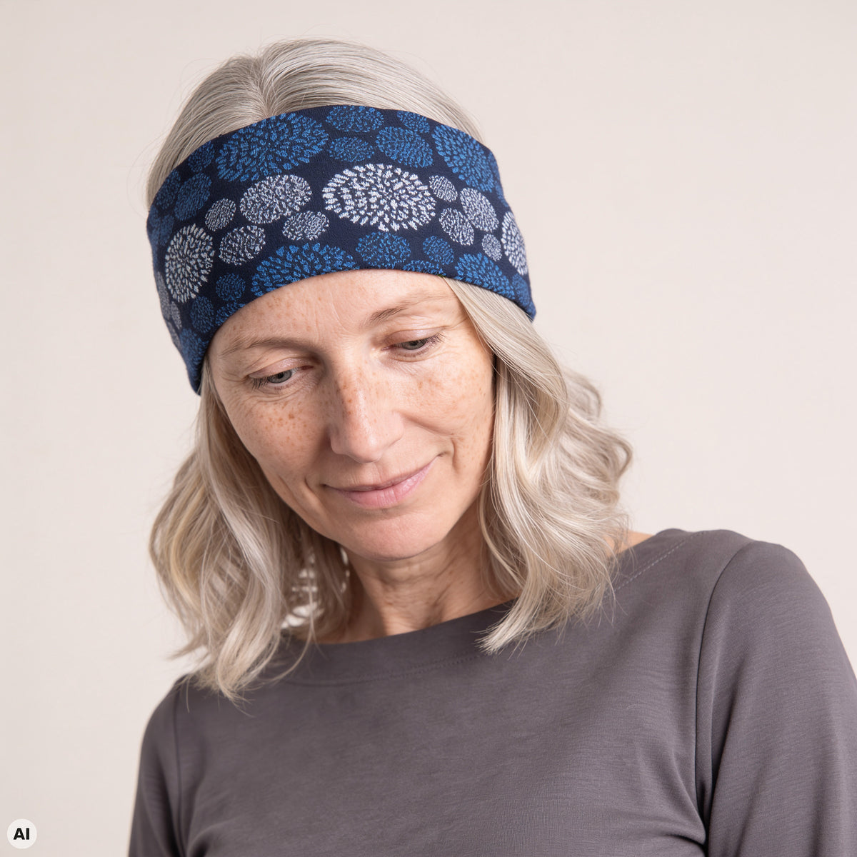 Stirnband blau – Nahaufnahme, mit KI bearbeitet