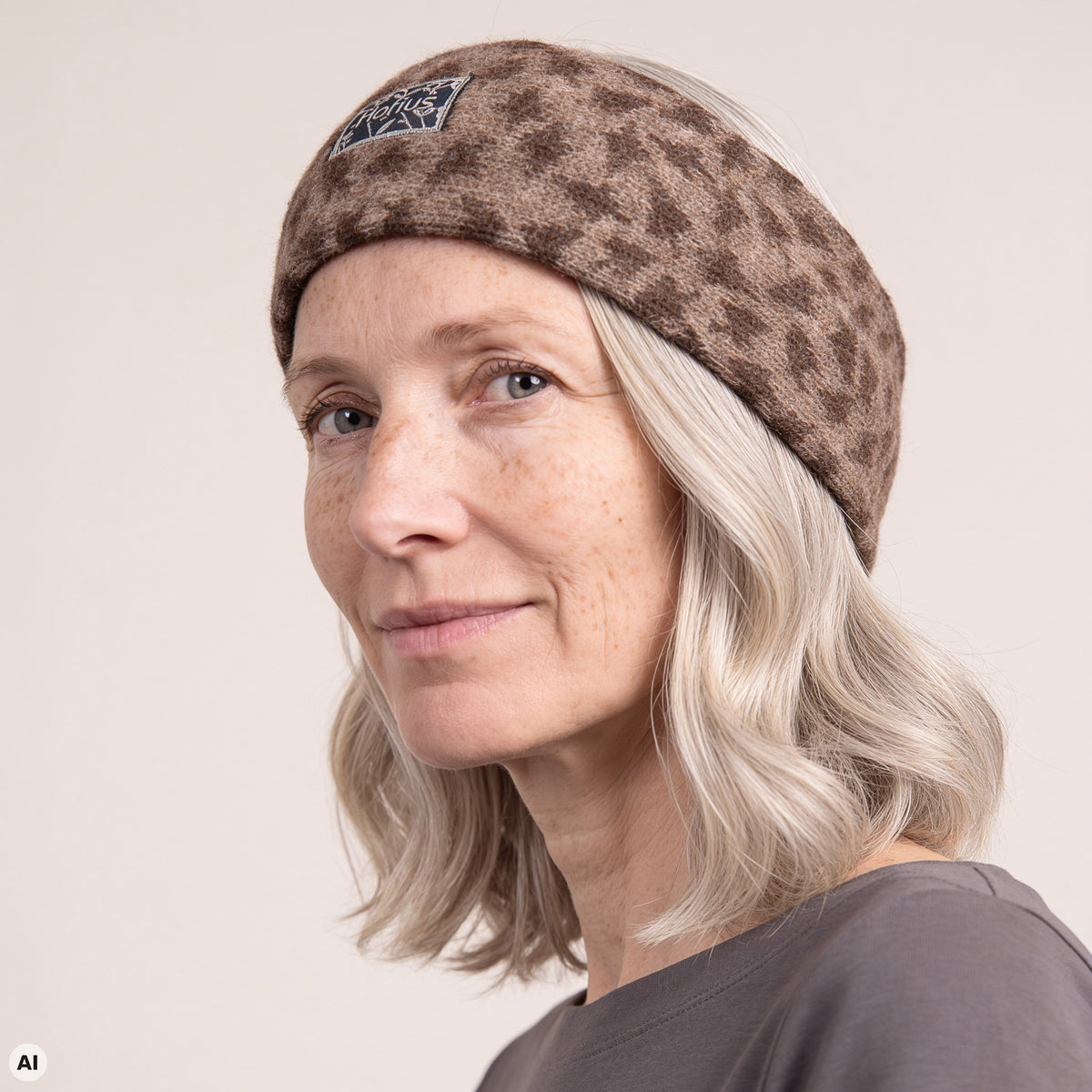 Stirnband braun – Nahaufnahme, mit KI bearbeitet