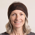 Stirnband braun – Nahaufnahme, mit KI bearbeitet