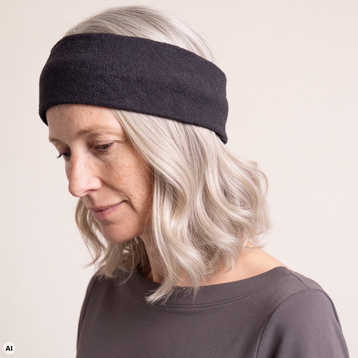 Stirnband grau – Nahaufnahme, mit KI bearbeitet