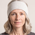 Stirnband grau – Nahaufnahme, mit KI bearbeitet