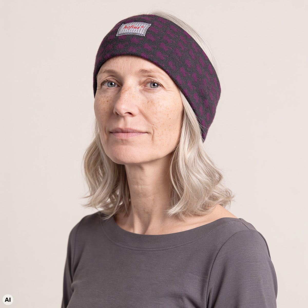 Stirnband lila – Nahaufnahme, mit KI bearbeitet