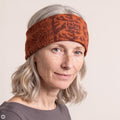 Stirnband orange – Nahaufnahme, mit KI bearbeitet