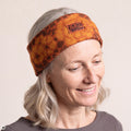 Stirnband orange – Nahaufnahme, mit KI bearbeitet