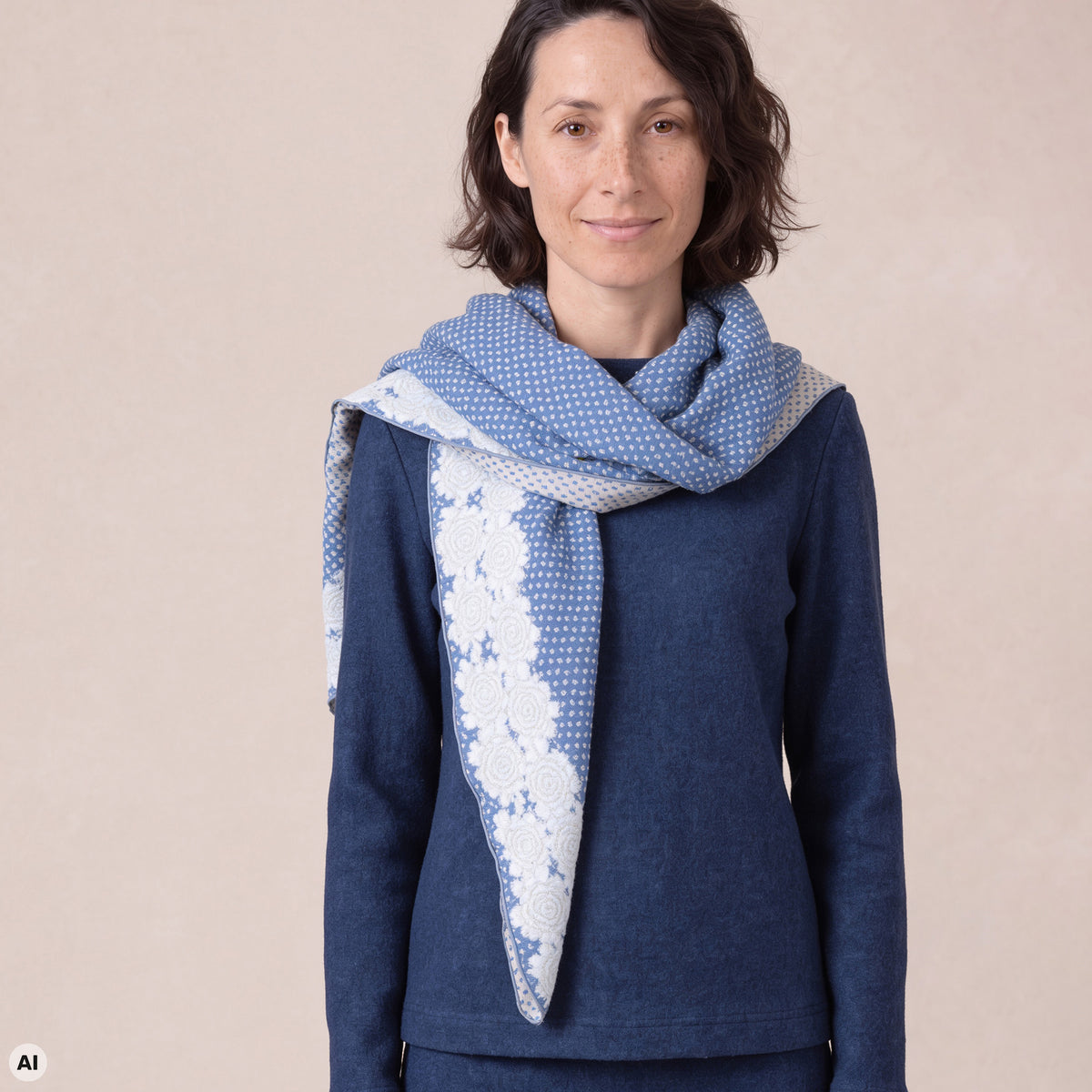 Umschlagtuch blau – Vorderansicht, mit KI bearbeitet