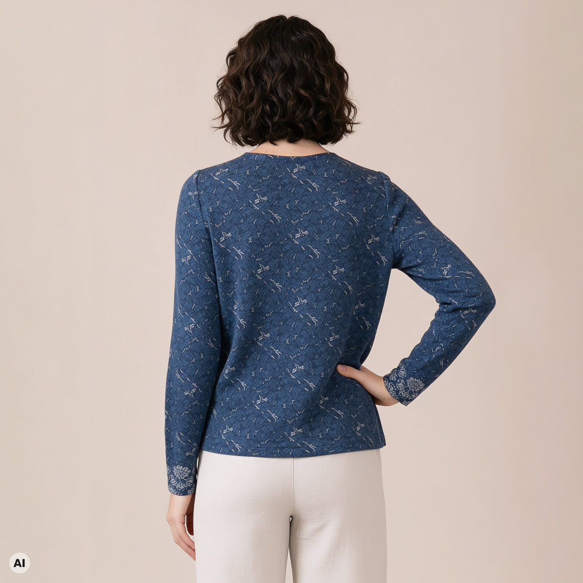 Wickeljacke blau – Rückansicht, mit KI bearbeitet