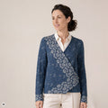 Wickeljacke blau – Vorderansicht, mit KI bearbeitet
