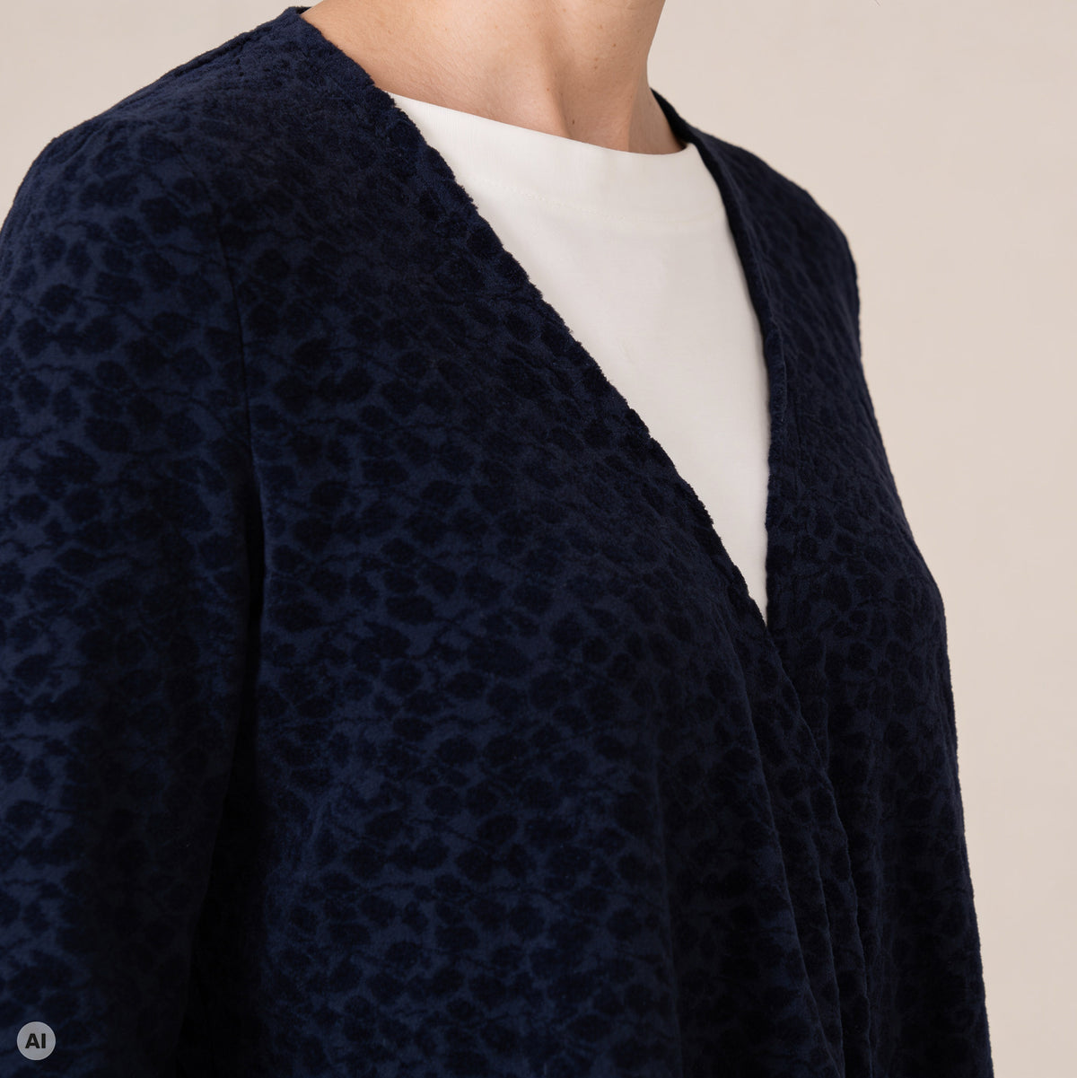 Wickeljacke blau – Detailansicht, mit KI bearbeitet