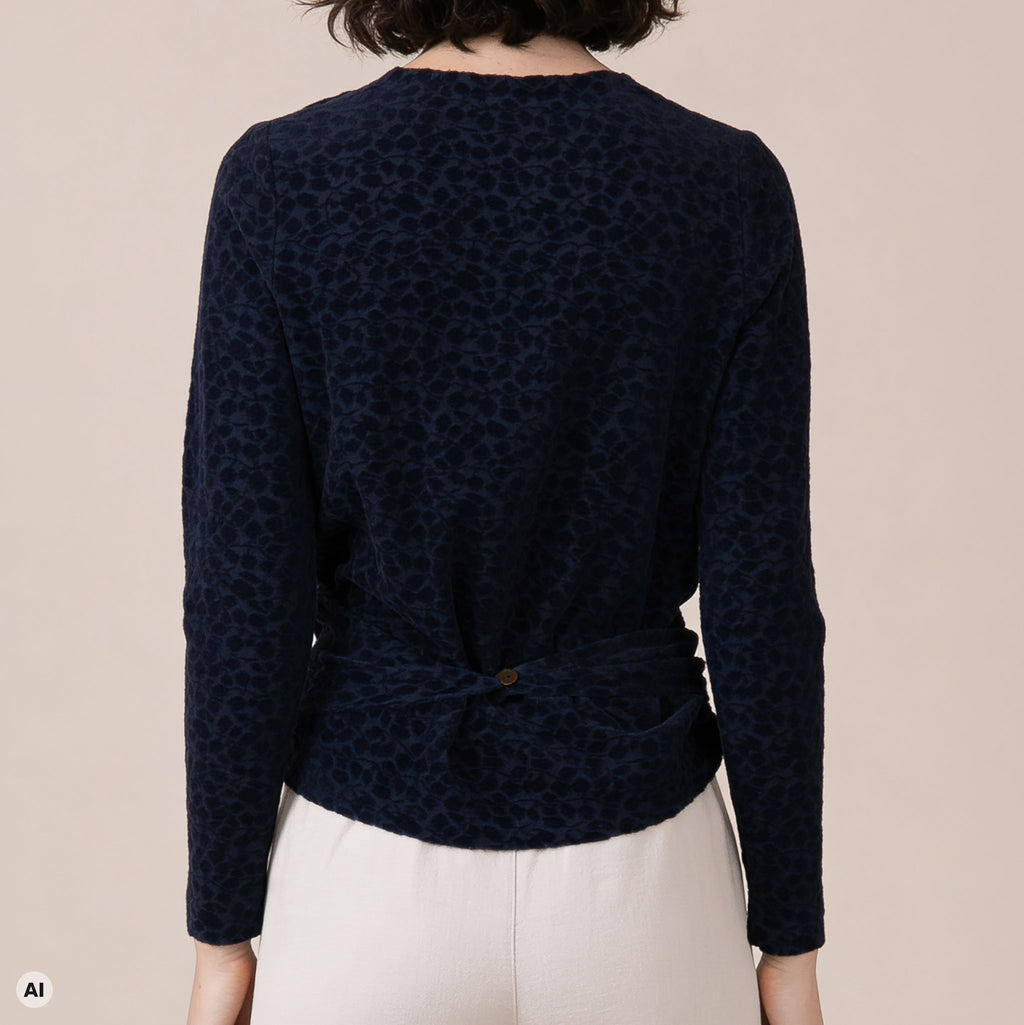 Wickeljacke blau – Rückansicht, mit KI bearbeitet