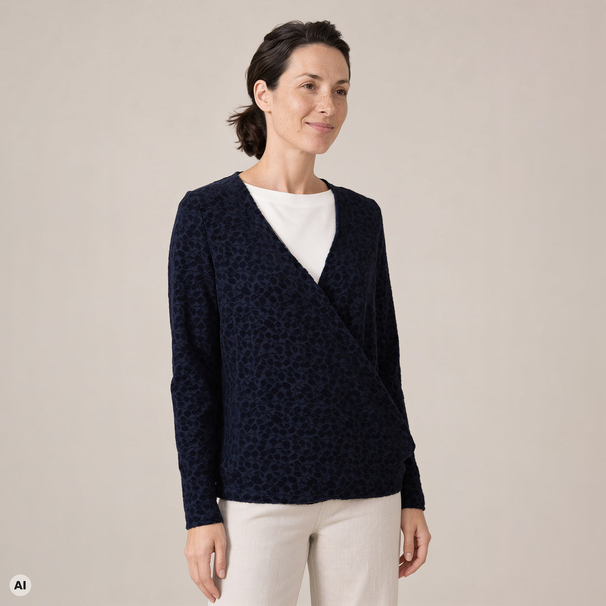 Wickeljacke blau – Vorderansicht, mit KI bearbeitet