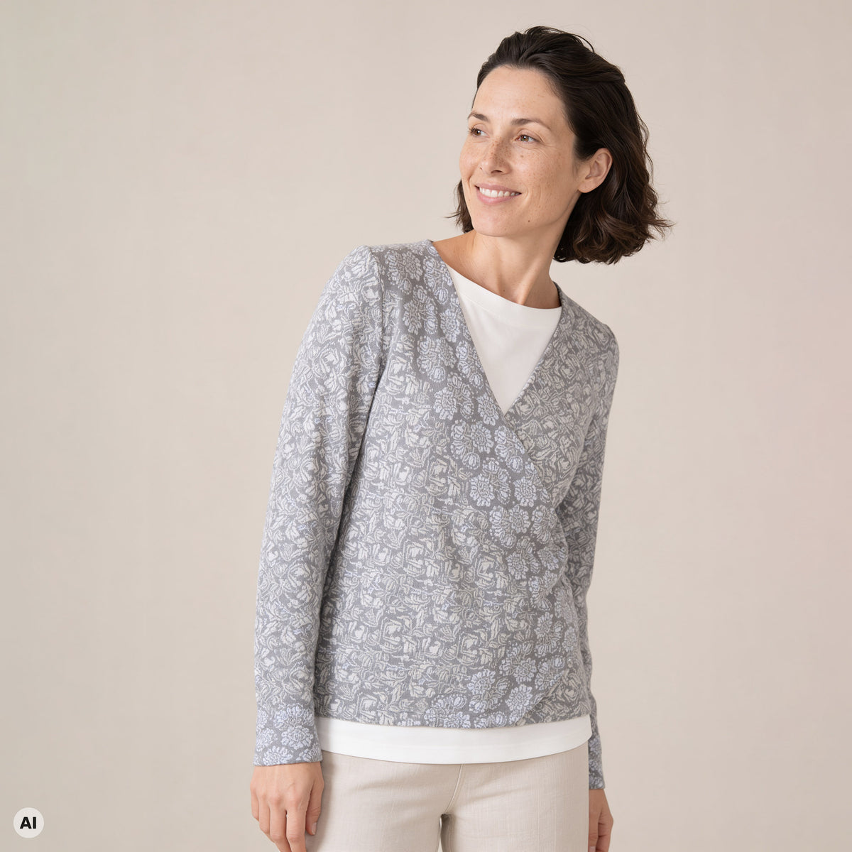 Wickeljacke grau – Vorderansicht, mit KI bearbeitet