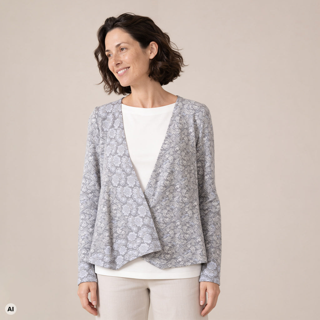 Wickeljacke grau – Vorderansicht, mit KI bearbeitet