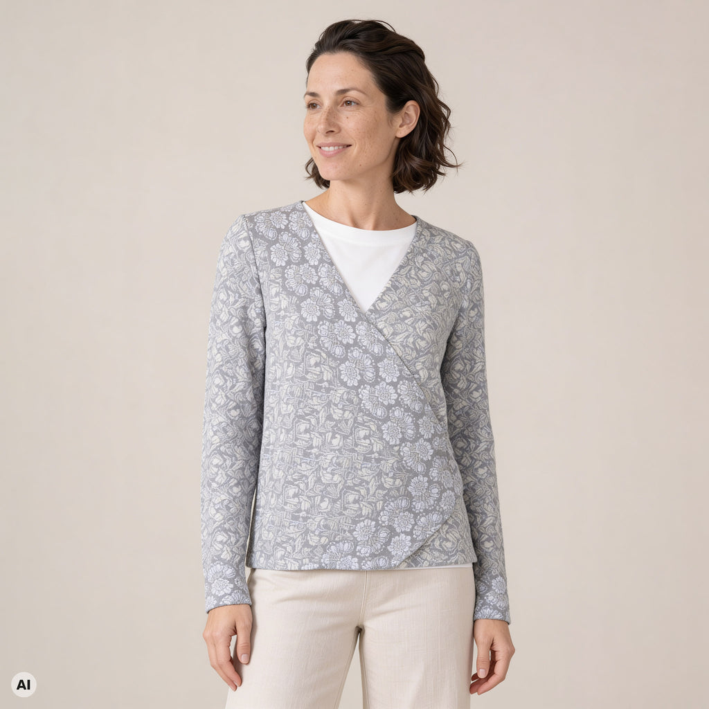 Wickeljacke grau – Vorderansicht, mit KI bearbeitet