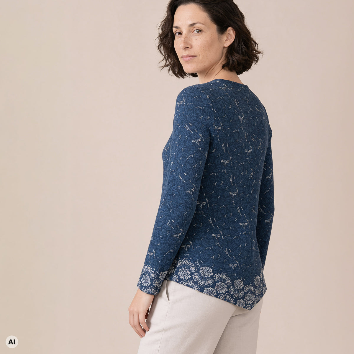 Zipfelpullover blau – Rückansicht, mit KI bearbeitet